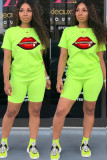 Fluorescerande grönt Mode Casual vuxen fru tryck tvådelade kostymer Läpptryck rakt kort ärm två delar