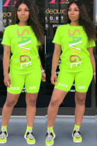Флуоресцентно-зеленый модный активный взрослый костюм из двух предметов с буквенным принтом «мэм» в стиле пэчворк, прямой костюм из двух предметов с короткими рукавами