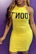 Vestido amarillo sexy a la moda sin mangas con cuello redondo recto hasta la rodilla con estampado de agujeros y retales para discoteca