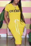 Cinturón con estampado de letras y cuello en O informal de moda amarilla de talla grande