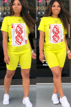 Gelber Mode-Zweiteiler mit Ma'am-Straßendruck für Erwachsene, gerader Kurzarm-Zweiteiler