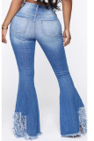 Calça jeans azul claro com zíper e abertura alta, calças curtas
