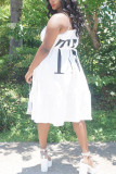 Белые модные платья с открытыми плечами и принтом длиной до колен без рукавов