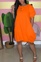 Оранжевые повседневные рукава-пузыри Короткие рукава О-образный вырез Юбка-фонарик Однотонные платья до колен