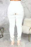 Белая джинсовая ткань с рваными дырками