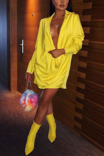 Mini vestido asimétrico asimétrico del club de las mangas largas de la manga del casquillo atractivo de la moda amarilla