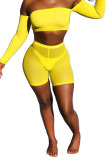 Costume deux pièces jaune avec volant élastique, manches courtes, mi-uni, haut court et short