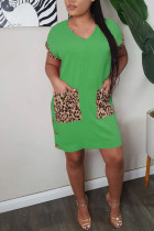 Moda verde para adultos, señora dulce, manga corta, cuello en V, falda escalonada, hasta la rodilla, vestidos sólidos de retazos