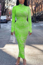 Fluoreszierendes grünes OL-Kleid mit langen Ärmeln, Rollkragen, Hüftrock und knöchellangen, drapierten Kleidern