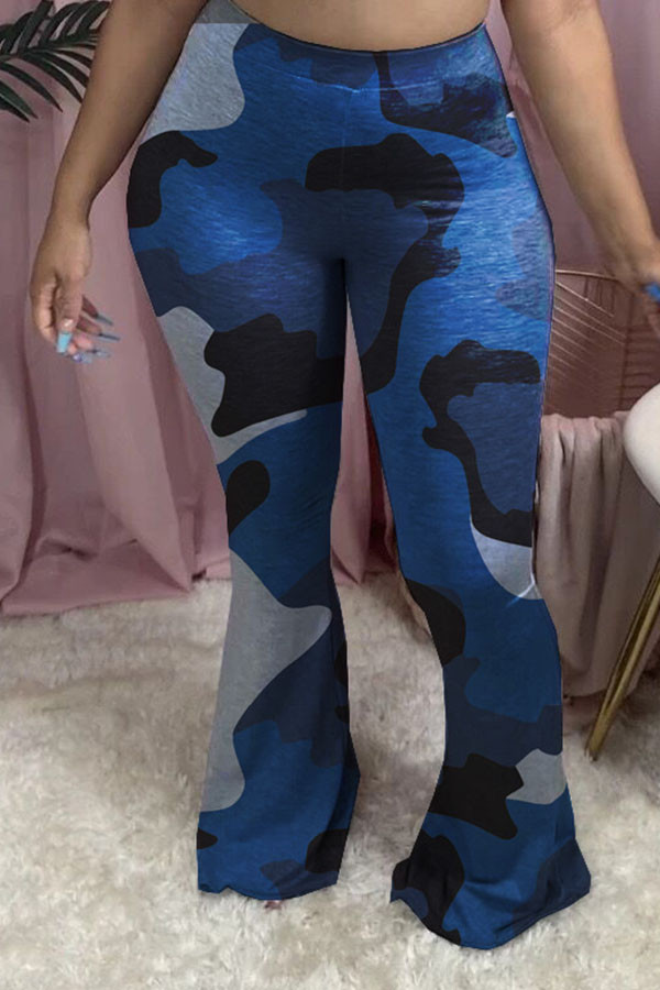 Pantaloni blu con taglio a stivale mimetico con stampa alta elastica blu