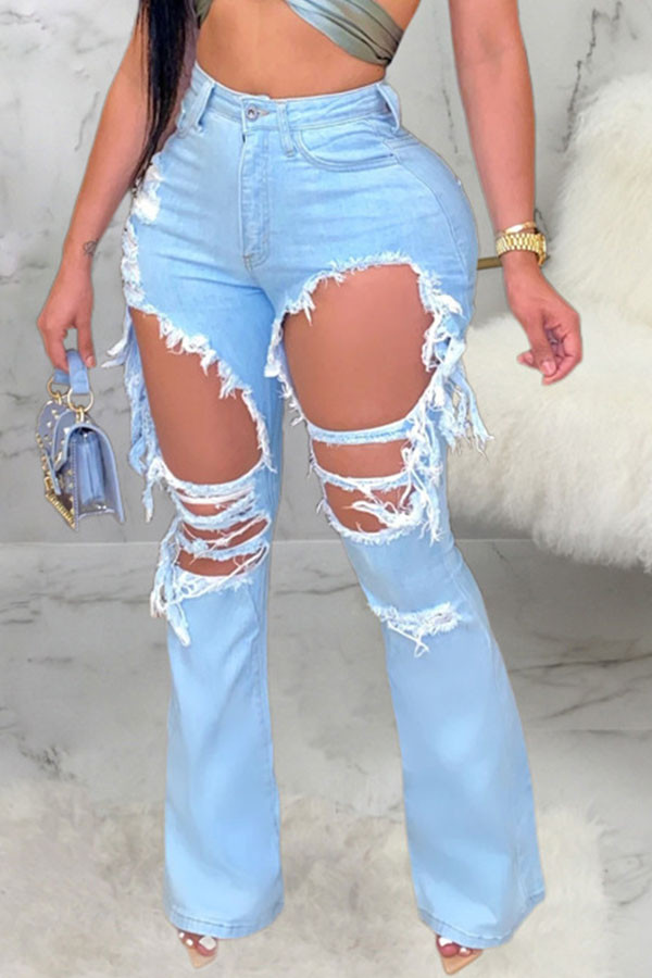 Jeans com buracos quebrados azul claro