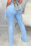 Голубая джинсовая ткань с рваными отверстиями