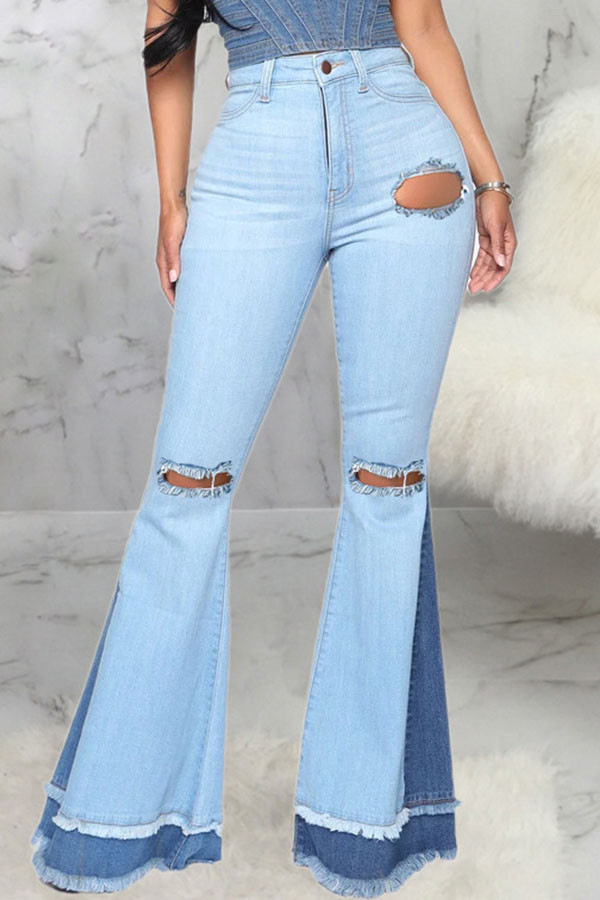 Голубая джинсовая ткань с рваными отверстиями