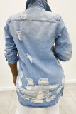 Design de jeans desgastado azul claro com buracos quebrados e botões