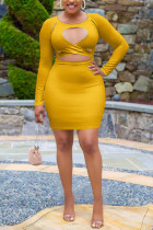 Mini jupe enveloppée en Satin sergé jaune, couleur unie, percée, ajourée, basique, manches longues, Mini jupe enveloppée