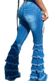 Blaue, sexy, feste, zerrissene Jeans machen alte, dünne Unterteile