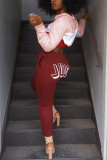 Wijnrode mode casual straatsportkleding combineert effen broek met letterprint Rechte broek