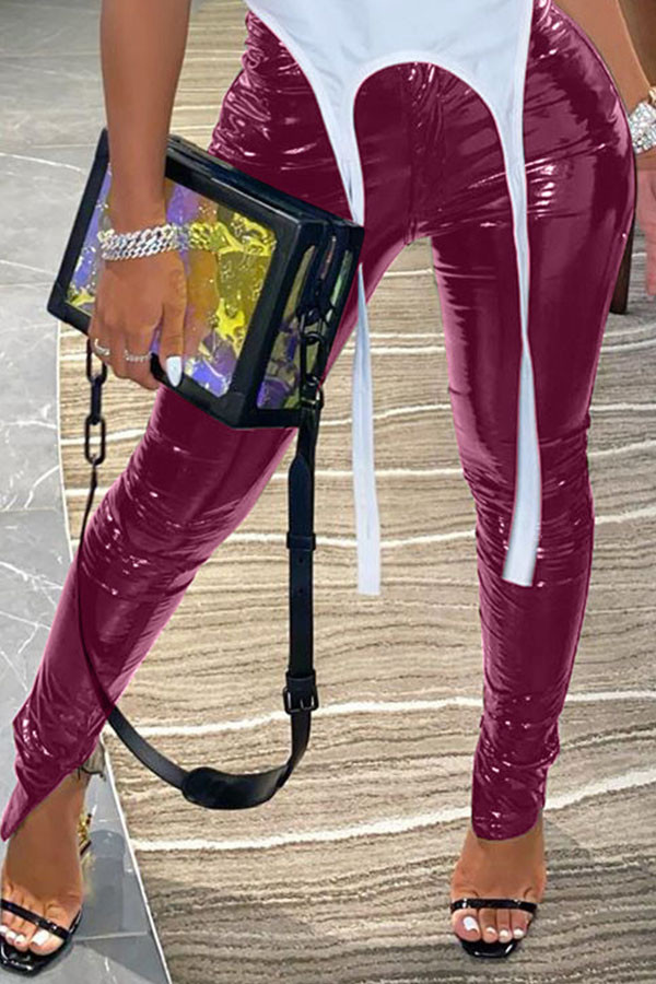 Pantaloni skinny con spacco solido in pelle verniciata da strada sexy rosso vino