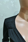 Schwarzes, lässiges, einfarbiges, ausgehöhltes, gefaltetes V-Ausschnitt-Langarmshirt mit regulären Ärmeln, kurzes Zweiteiler