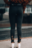 Calça jeans skinny preta com rasgo na cintura e cintura média preta