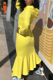 Gelbe sexy solide Patchwork-Volant-Kapuzenkragen-Langarm-Bleistiftrock-Kleider in der Mitte der Wade
