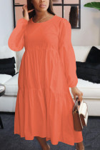 Оранжевые однотонные платья знаменитостей с круглым вырезом