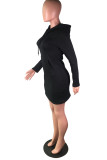 Черная уличная юбка с капюшоном и длинными рукавами. Ступенчатая юбка длиной до колена, однотонная.