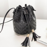 Черная модная повседневная сумка через плечо с однотонным дизайном с кисточками