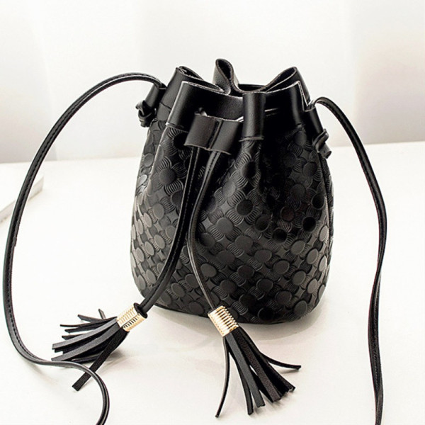 Черная модная повседневная сумка через плечо с однотонным дизайном с кисточками