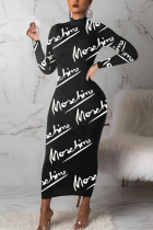Schwarzes, modisches, lässiges, mit Buchstaben bedrucktes Basic-Kleid mit Rollkragen