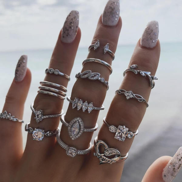 Quince juegos de anillos de plata a la moda
