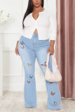 Jeans azul bebê moda casual com estampa de borboletas rasgada e cintura média