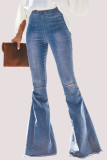 Calça jeans reta rasgada cintura alta azul médio com corte de bota
