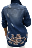 Mezclilla recta de manga larga con cuello vuelto rasgado de leopardo casual azul claro