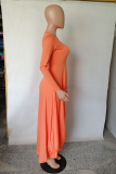 Orangefarbenes, lässiges, festes, unregelmäßiges Kleid mit Schlitz und O-Ausschnitt