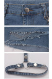 Blaue Denim-Shorts mit Knopfverschluss und Reißverschluss in der Mitte der Tasche. Waschung mit Reißverschluss. Gerade Shorts. Shorts