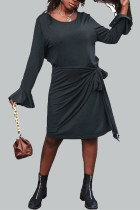 黒のエレガントなソリッドOネックドレス