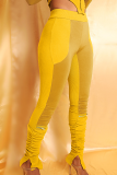 Желтые повседневные облегающие однотонные брюки с цветными блоками и разрезом до середины талии