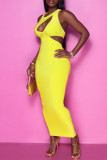 Gelbes Mode-reizvolles festes ausgehöhltes ärmelloses Kleid mit O-Ausschnitt