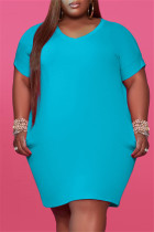 Светло-голубое модное повседневное однотонное базовое платье больших размеров с v-образным вырезом и коротким рукавом