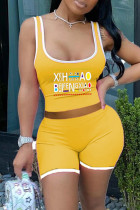 Ropa deportiva informal amarilla Estampado de letras Cuello en U básico Sin mangas Dos piezas