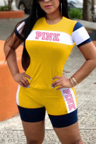 Conjunto esportivo de camiseta estampada com letra de moda amarela