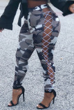 Pantalones de lápiz regulares con diseño de correa ahuecada con estampado de camuflaje casual sexy gris