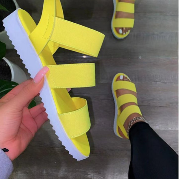 Zapatos de puerta cómodos abiertos con retazos ahuecados de calle informales amarillos
