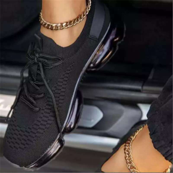 Zapatillas deportivas cerradas de color sólido con retazos de ropa deportiva informal negra