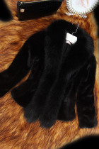 Casaco liso preto fashion com gola de pele falsa
