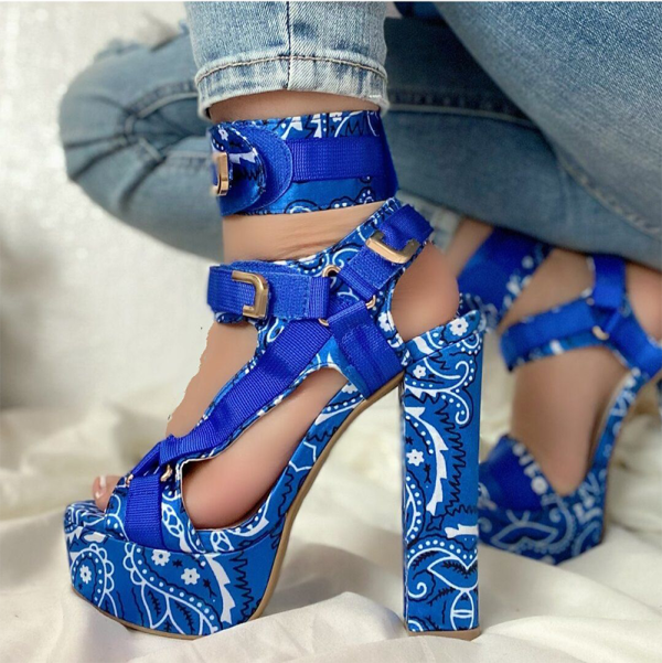 Sapatos de porta aberta com retalhos azuis casuais de rua