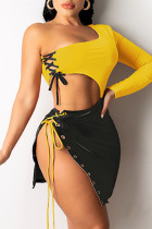 Gelbe Art- und Weisereizvolle Patchwork-rückenfreie Bügel-Entwurfs-eine Schulter-lange Hülsen-Kleider