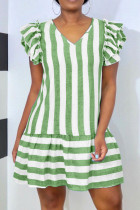 Grünes, modisches, lässiges, gestreiftes Basic-Kleid mit V-Ausschnitt und kurzen Ärmeln