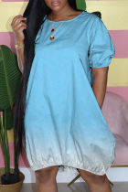 Небесно-голубое повседневное бальное платье с постепенным изменением в стиле пэчворк и круглым вырезом